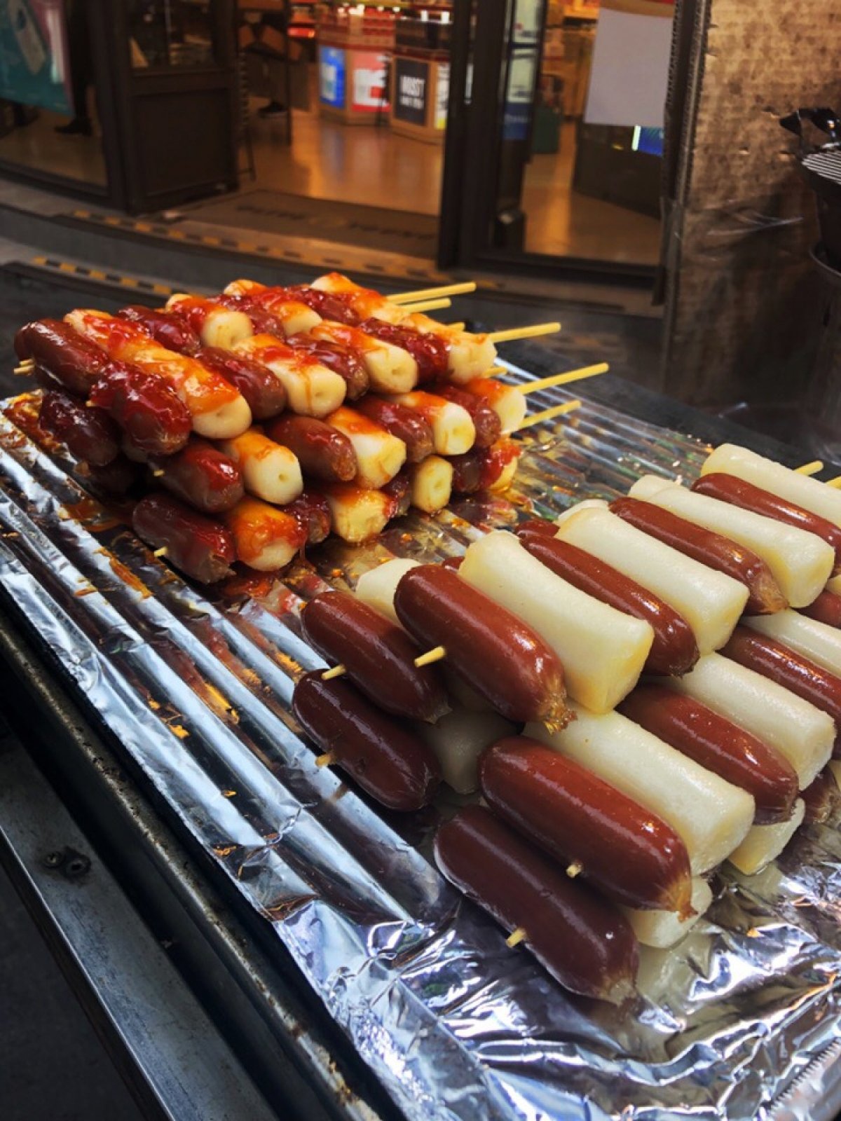 Студентка Олеся Аполова провела семестр по обмену в Южной Корее. Об азиатском менталитете, развитой культуре питания и о том, что в мире значительно меньше границ, чем мы представляем — в рассказе студентки: https://vk.cc/9XxIfz