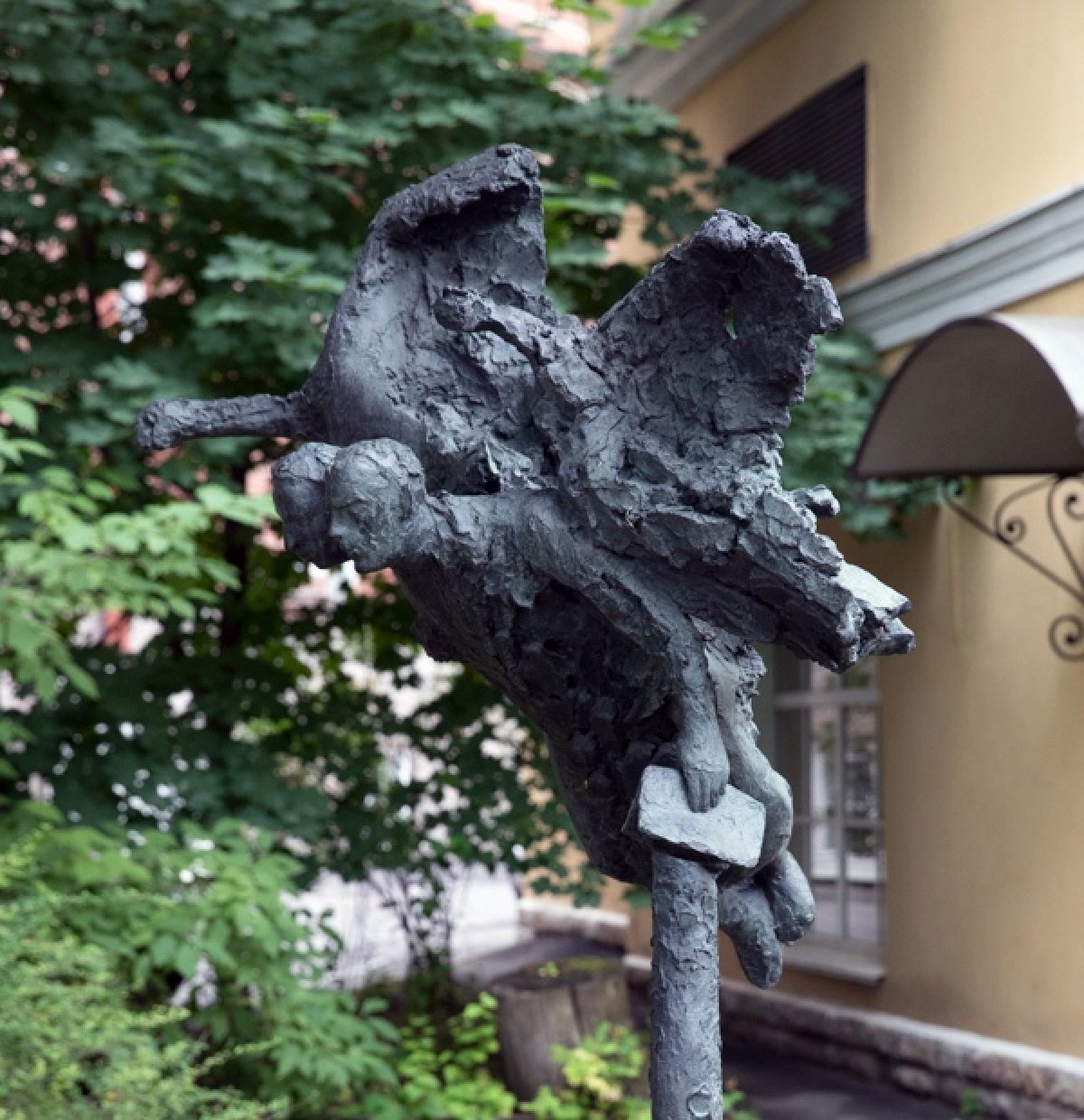 «О, как же я хочу, нечуемый никем, лететь вослед лучу, где нет меня совсем!»