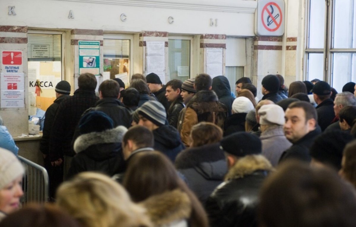 Очереди в 12 часов. Очередь в кассу метро. Очередь в кассу метрополитена. Очереди в кассы на вокзале. Очередь на кассе.