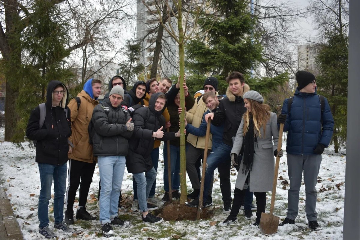 Сегодня студенты нашей академии вместе с управой и жителями района Останкино посадили морозостойкие, редкие деревья. Действие происходило в парке рядом с храмом святой Ольги.