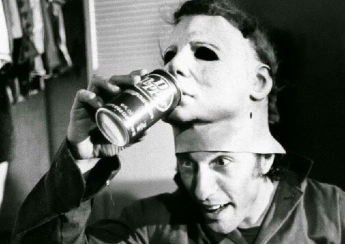 Самый криповый продакт плейсмент😱 А ещё смотри отличное видео, которое за 6 минут рассказывает, почему Хэллоуин 1978 считается классикой жанра.