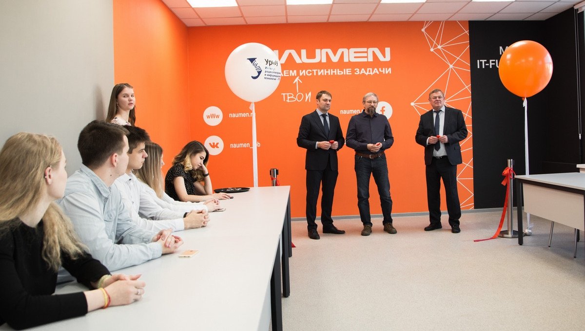 Компания Naumen открыла аудиторию в институте радиоэлектроники и информационных технологий-РтФ. В торжественной церемонии участвовали студенты-радисты, представители компании и администрации университета