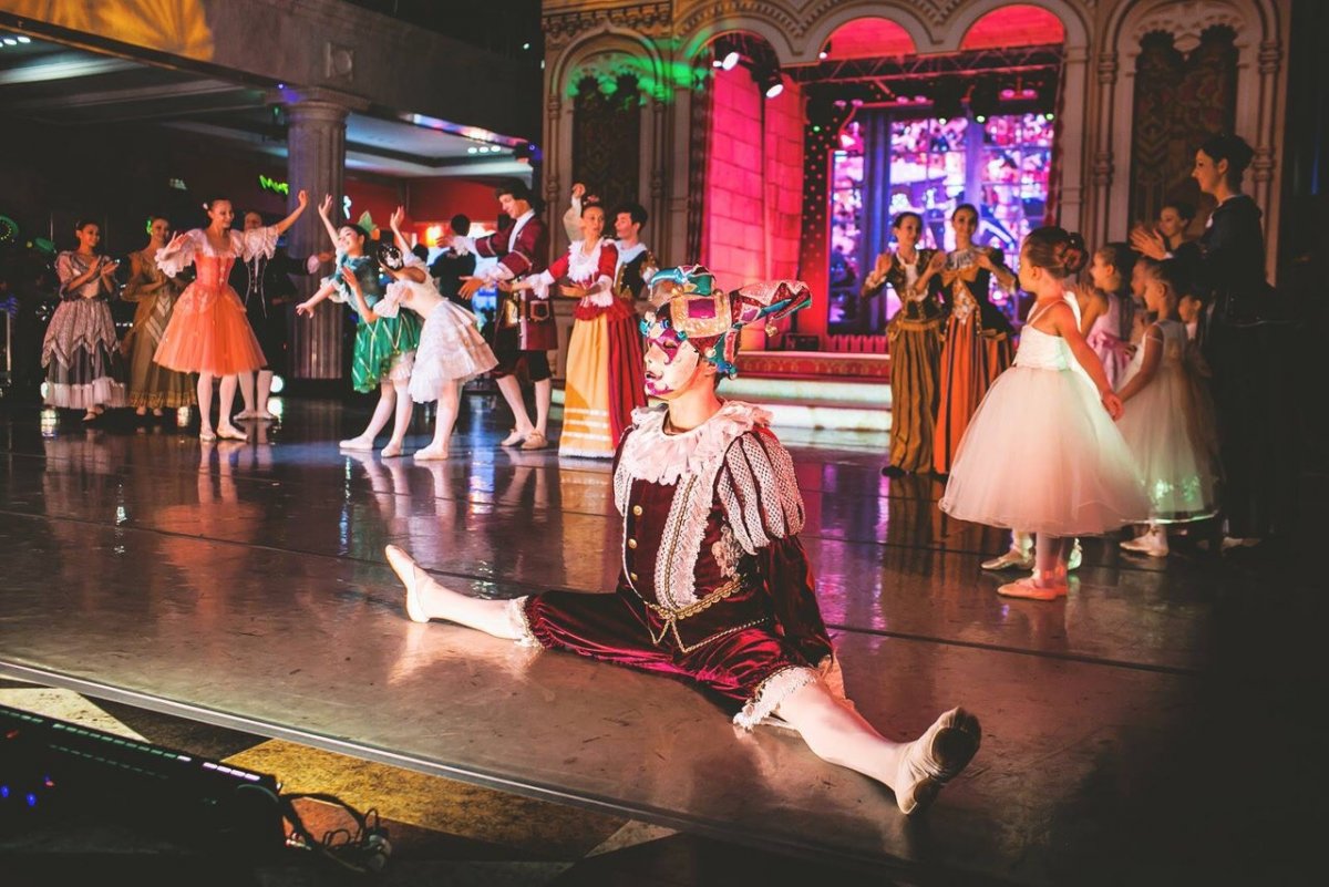 В ночь с 3 на 4 ноября музеи, театры, библиотеки, выставочные и концертные залы уже в седьмой раз откроют свои двери в рамках акции Ночь искусств в Москве. В этот раз все мероприятия будут посвящены Году театра в России ✨