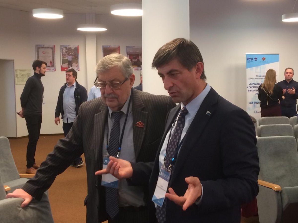 🎖Дмитрий Зубов наградил сотрудников РУК медалью «За веру и верность университету»