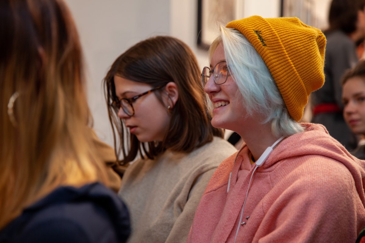 В группе фестиваля DOCA появился альбом со встречи с художником и дизайнером Гошей Острецовым, которая прошла в галерее «ГУМ-Red-Line