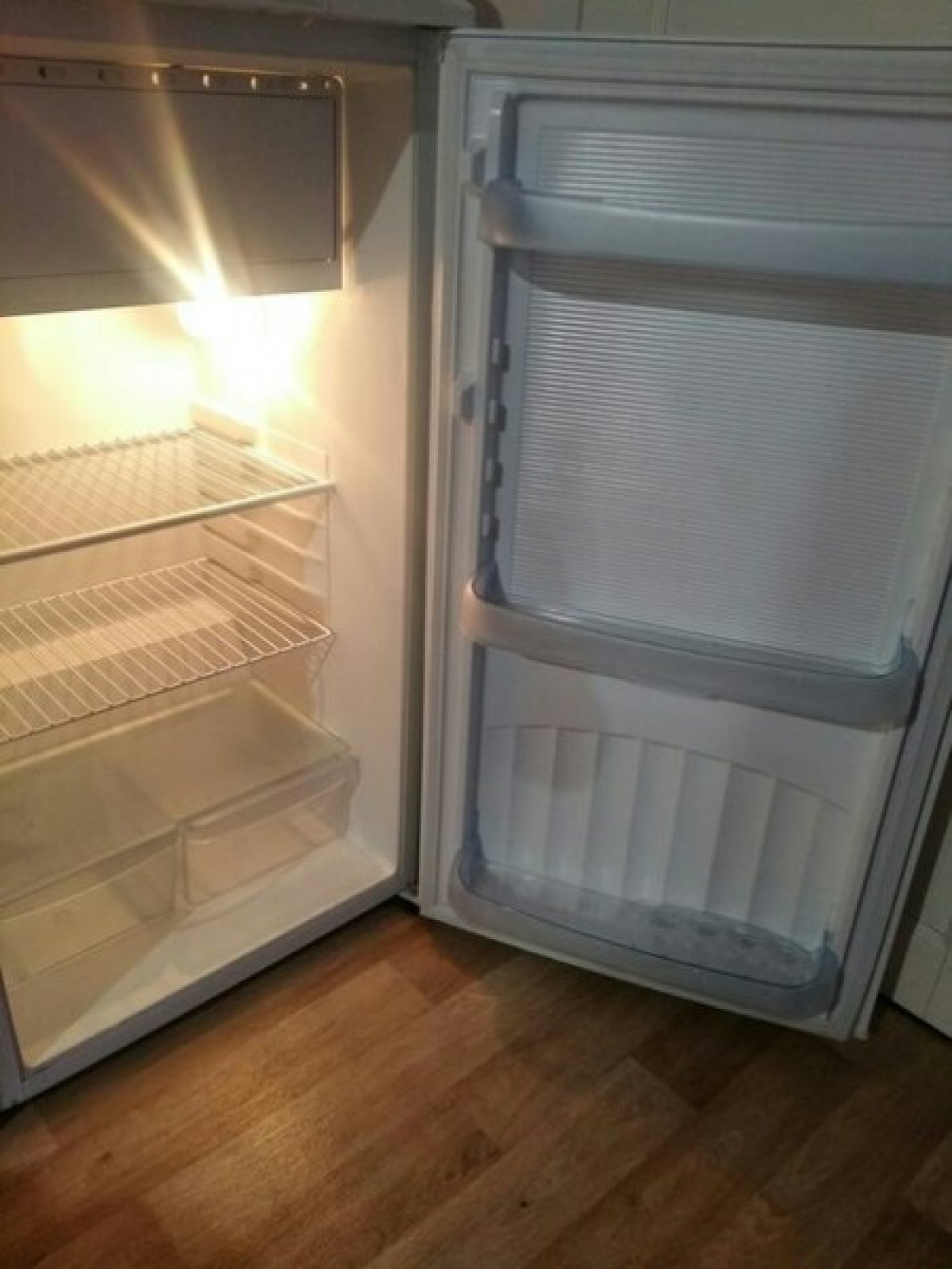 Продам срочно холодильник 2500 (не анонимно)