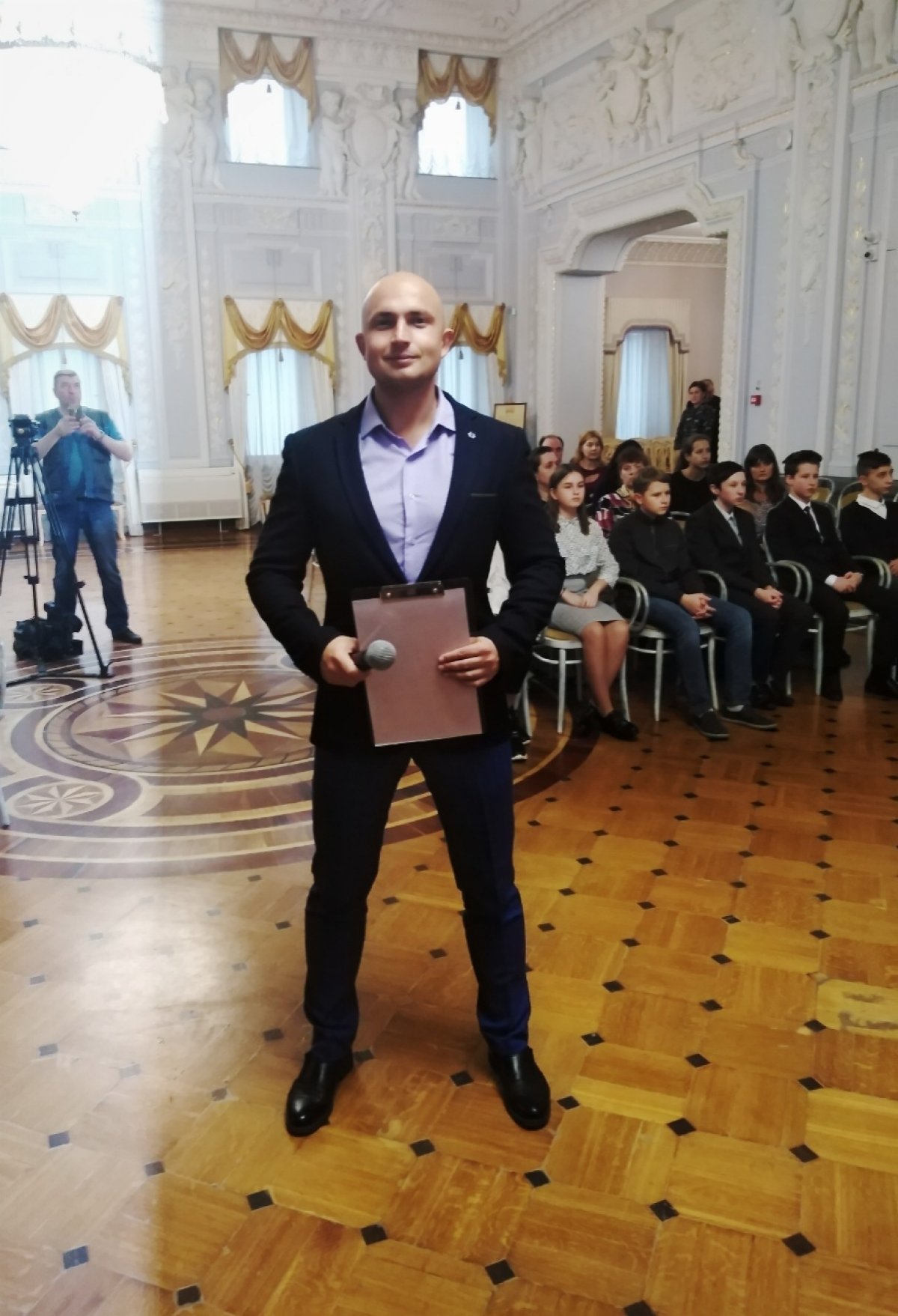 Помощник ректора НГЛУ Олег Пикунов выступил ведущим торжественной церемонии вручения паспортов юным нижегородцам