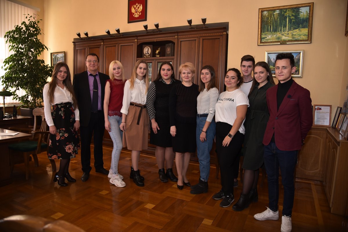 Поводом для встречи послужил выход команды РГЭУ (РИНХ) в финал Донской лиги КВН. Ректор университета Елена Макаренко отметила