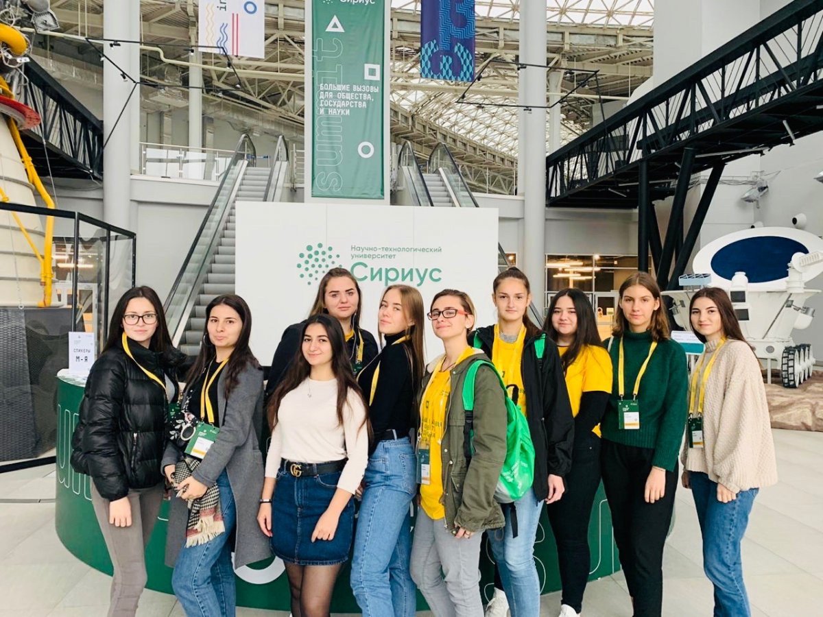 С 28 октября по 3 ноября студенты Сочинского филиала ВГУЮ (РПА Минюста России) принимали участие в организации II Ежегодного саммита молодых ученых и инженеров «Большие вызовы для общества, государства и науки»