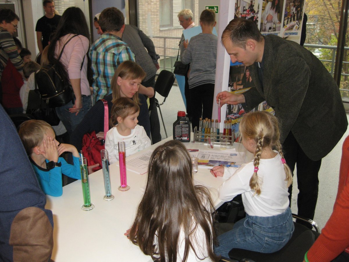 В Московском Дворце пионеров прошел фестиваль науки, посвященный 150-летию открытия Периодической системы Д.И. Менделеева