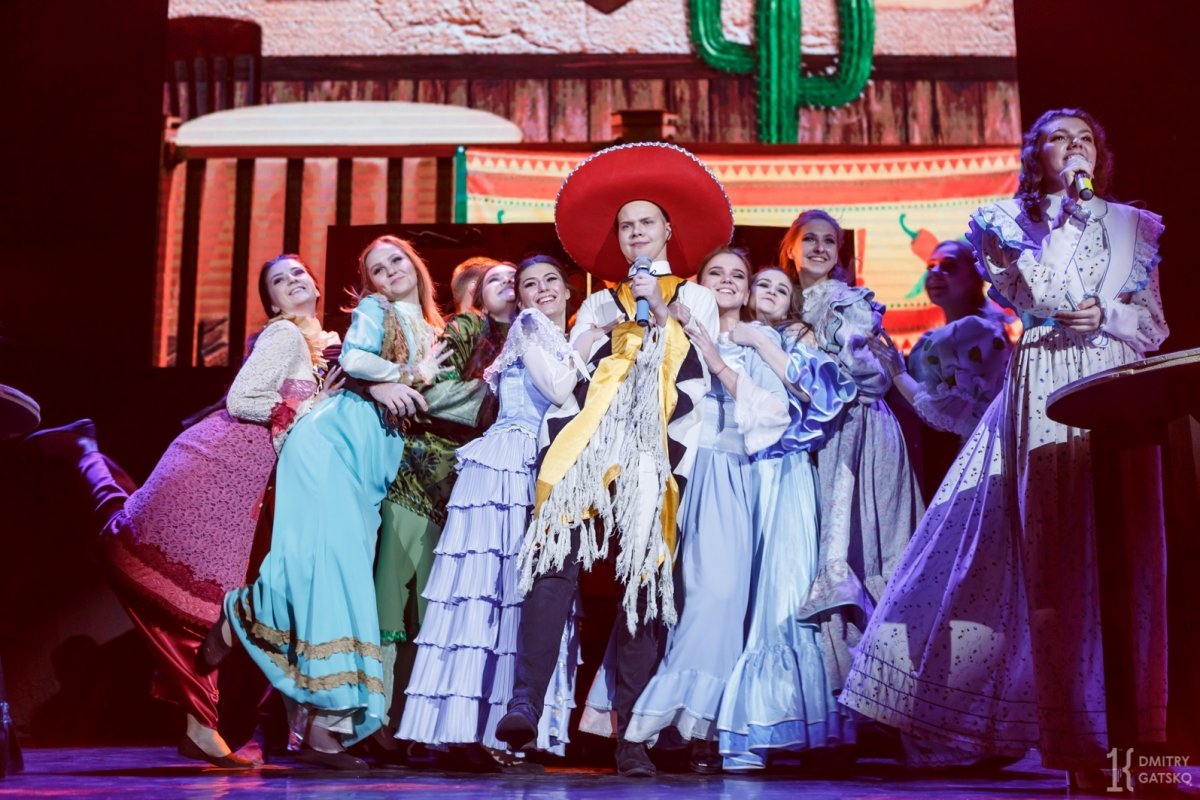 10 ноября в Концертном зале КемГУ первоснежную эстафету принял Юридический институт. Первокурсники представили программу «Кактус, пончо, два коня». Смотри фотоотчёт на сайте kemsu.ru и в официальной группе КемГУ ВКонтакте.