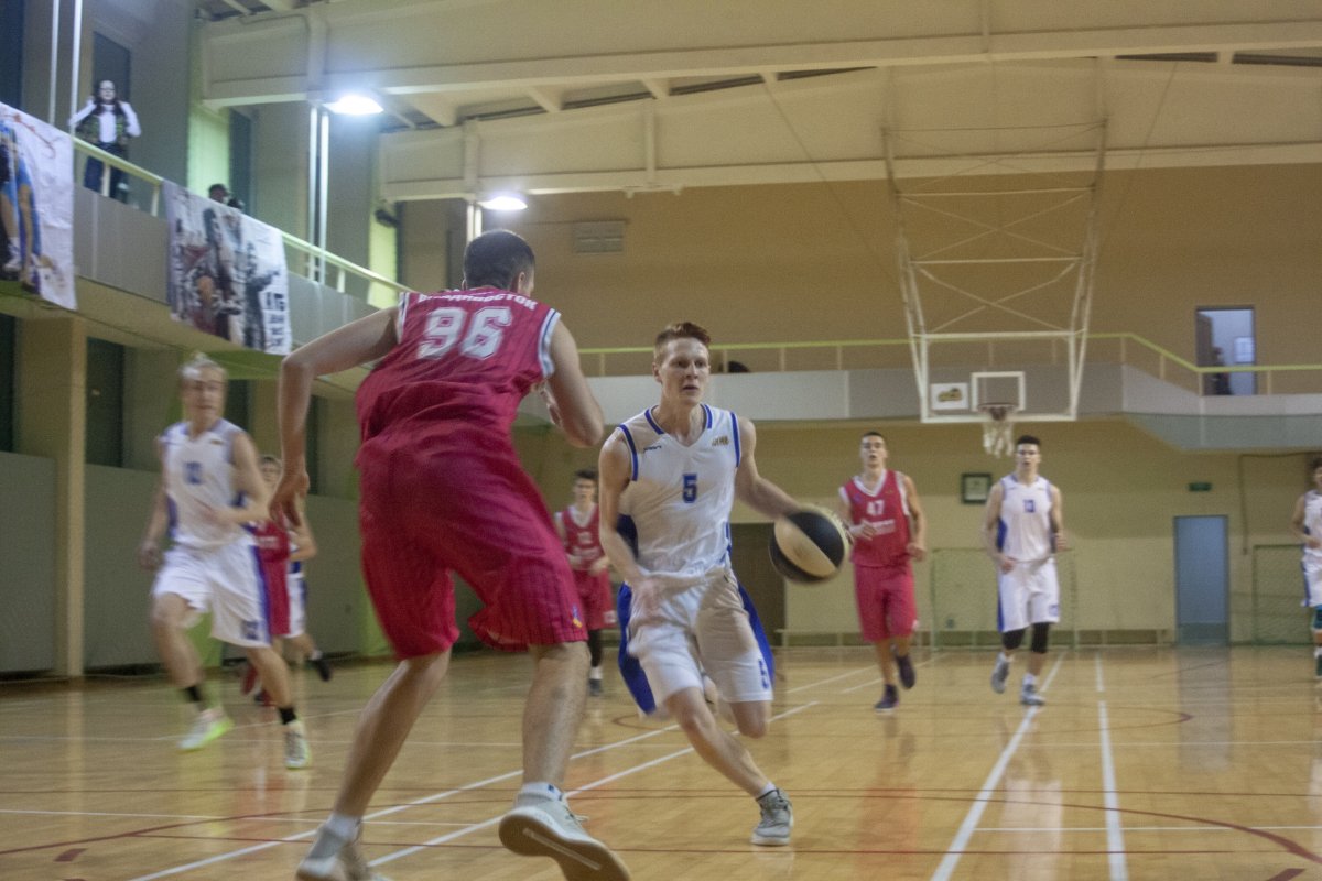 В пятницу, 8 ноября, в спортивном комплексе «Труд» состоялись соревнования по баскетболу между сборными Дальрыбвтуза и ДВФУ в рамках Ассоциации студенческого баскетбола.