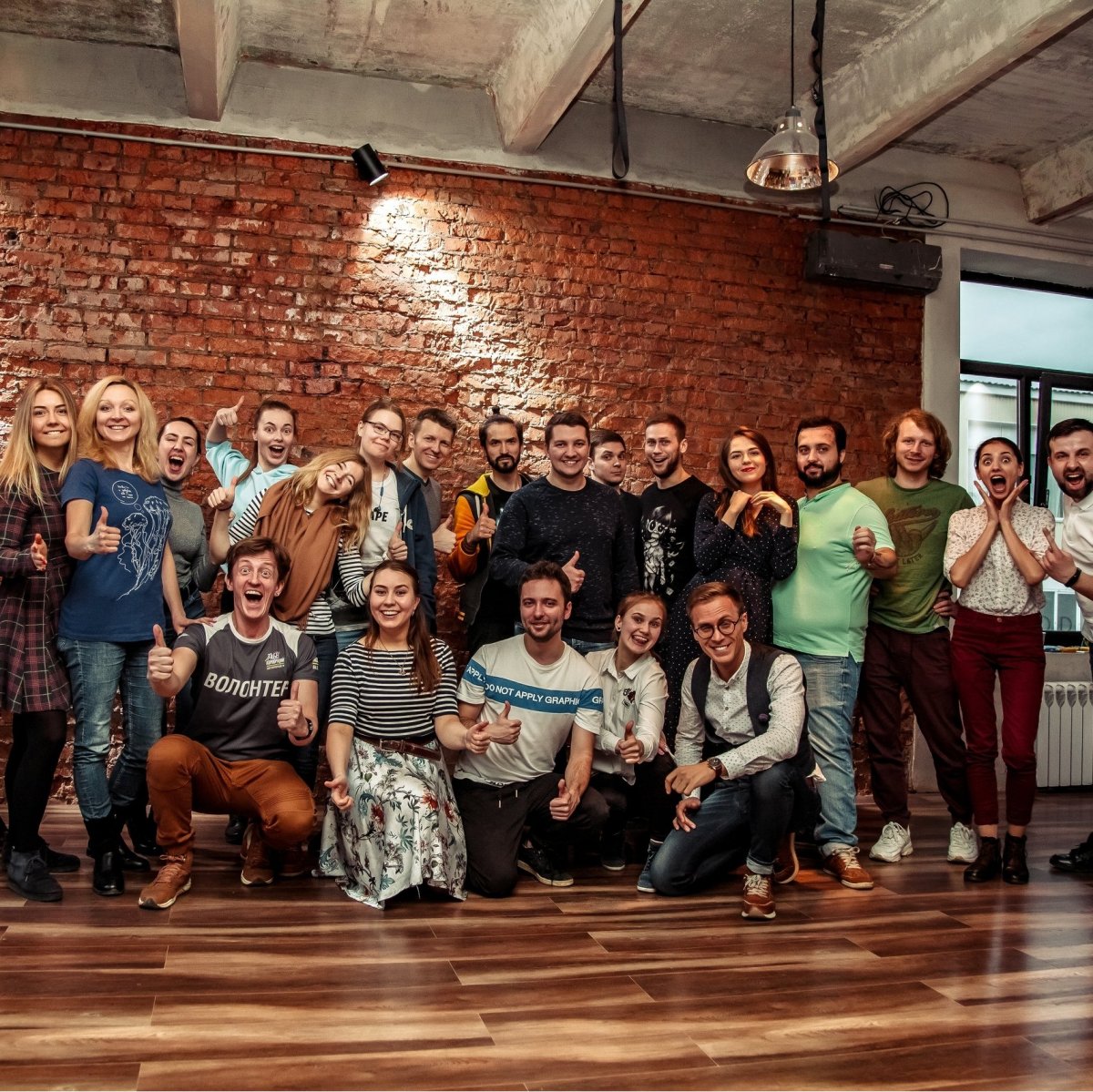 Видел шоу «Импровизация» на ТНТ, в котором 4 актера без сценария придумывают сцены и сразу же их играют? Думаем, что ты можешь не хуже, и поэтому предлагаем тебе прийти на бесплатный открытый урок по импровизации