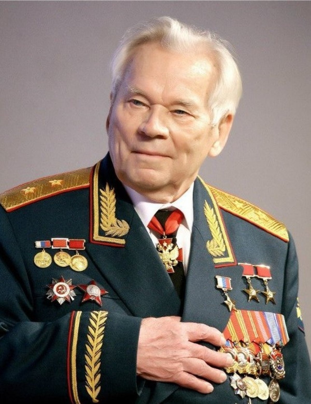 10 ноября 1919 года родился легендарный советский и российский конструктор Михаил Тимофеевич Калашников