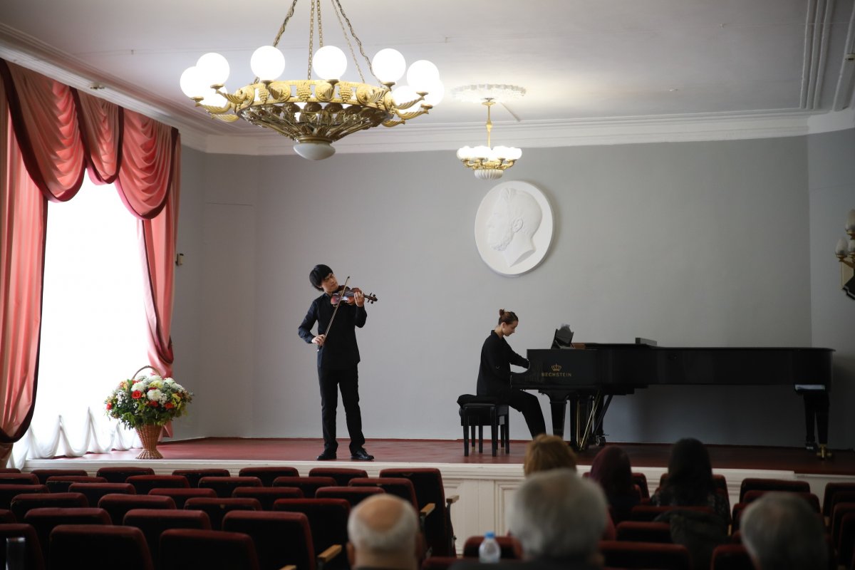 Закончились прослушивания I тура Международного конкурса юных скрипачей в Новосибирске. По итогам двух конкурсных дней во второй тур прошли 20 участников, по 10 в каждой возрастной группе. Списки уже доступны на странице конкурса