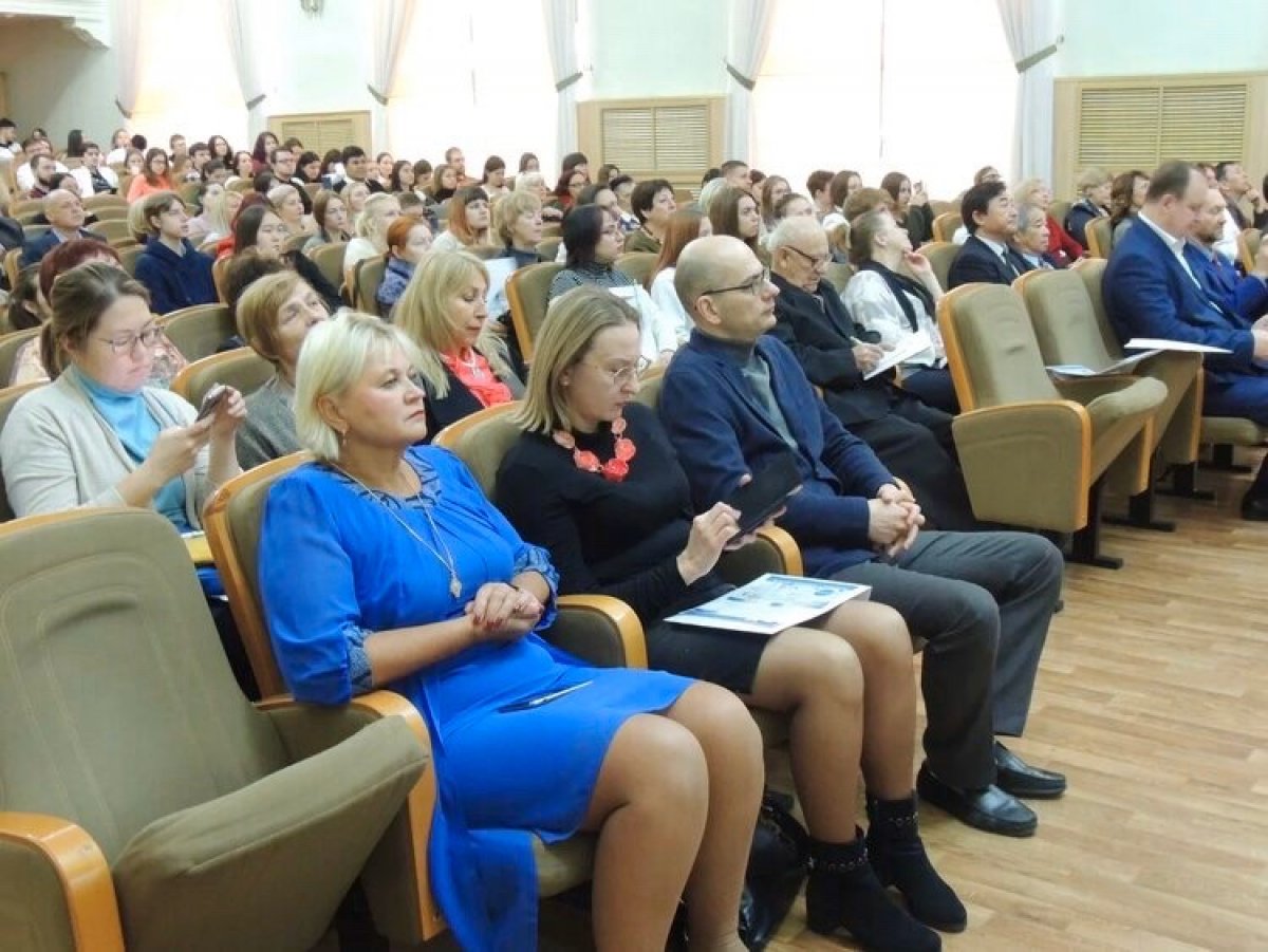 Научно педагогические семинары. Собрание в актовом зале. Учителя в актовом зале.