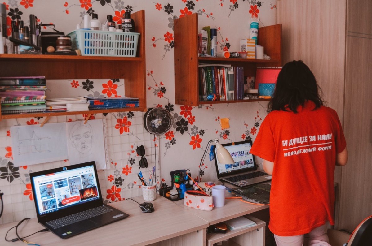 В этот раз погреться и заодно погулять с фотоаппаратом Алёна Скуратова решила по девятому общежитию. Судя по красочному интерьеру, у ребят всегда здесь царит яркое и тёплое лето. Даже рыбки живут по соседству 😍