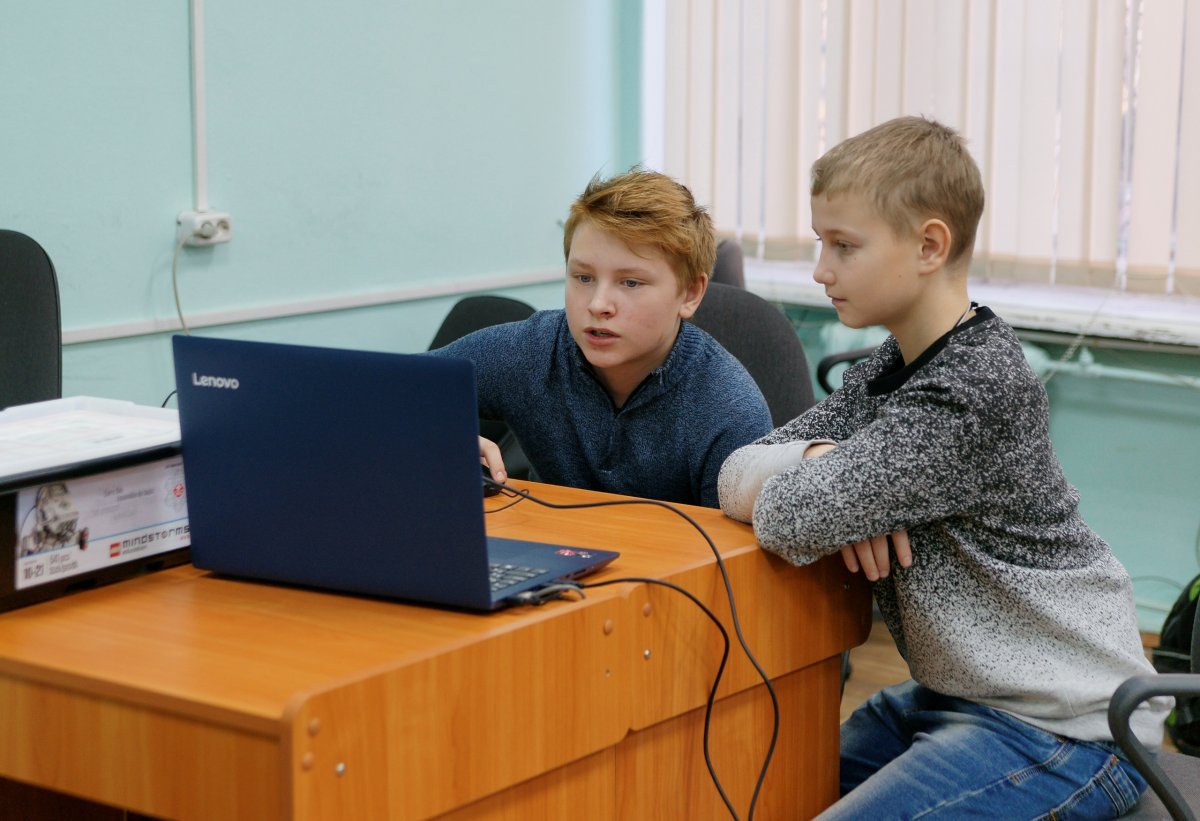 Воспитанники Центра ДНК учатся программировать роботов