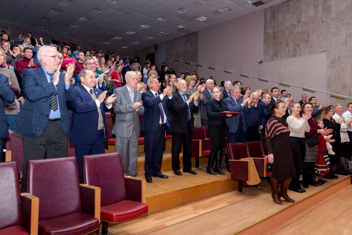 💃Ансамбль народного танца «Каблучок» дал класс-концерт для своих поклонников. Поддержать коллектив и пришел врио ректора Владимир Трухачев!