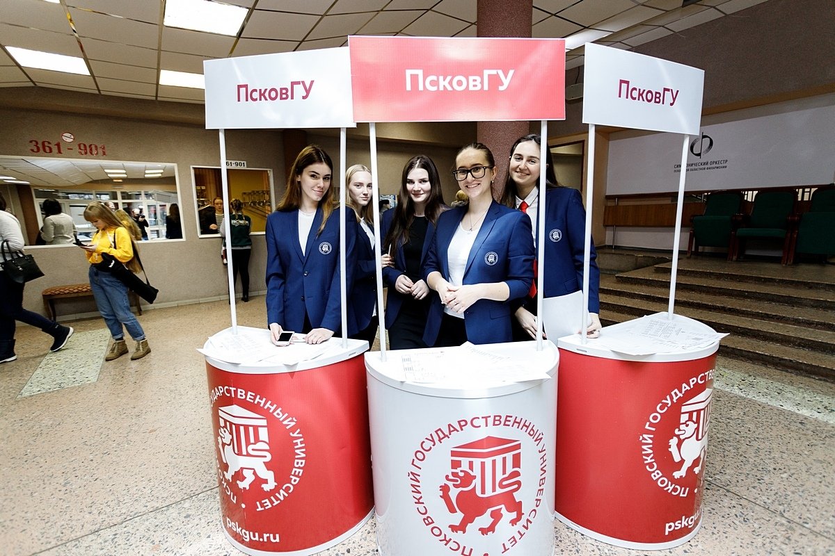 Самый главный день для университета 🏛 - День открытых дверей, где школьники и их родители могут познакомиться с вузом