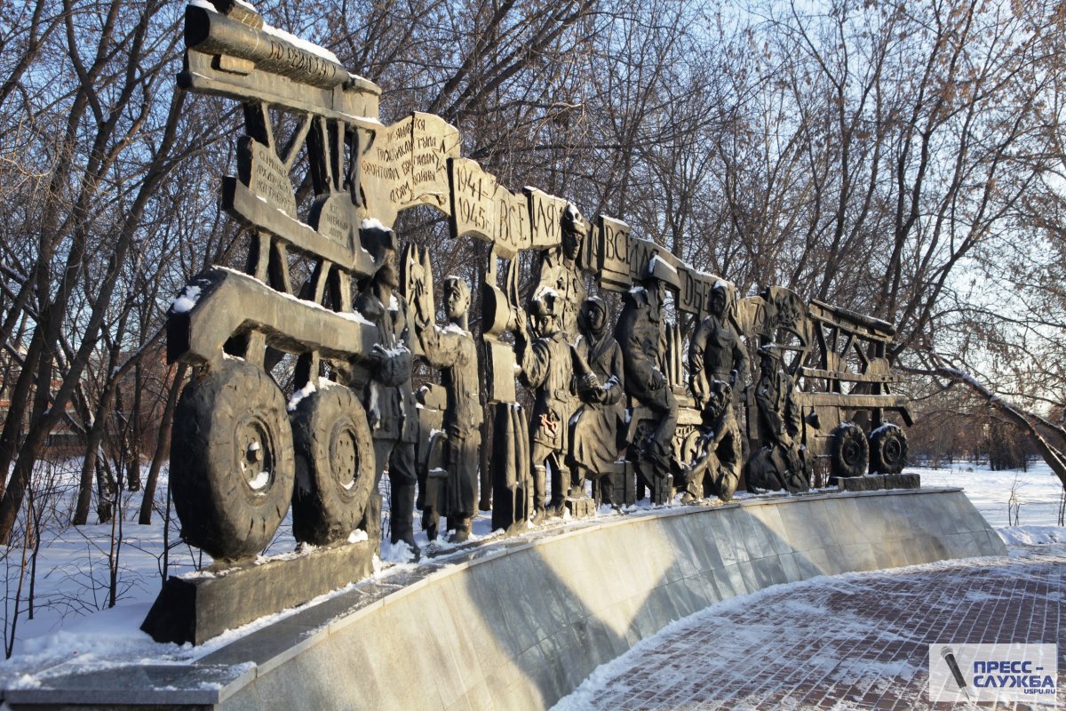 У памятника в парке почтили память неизвестных солдат