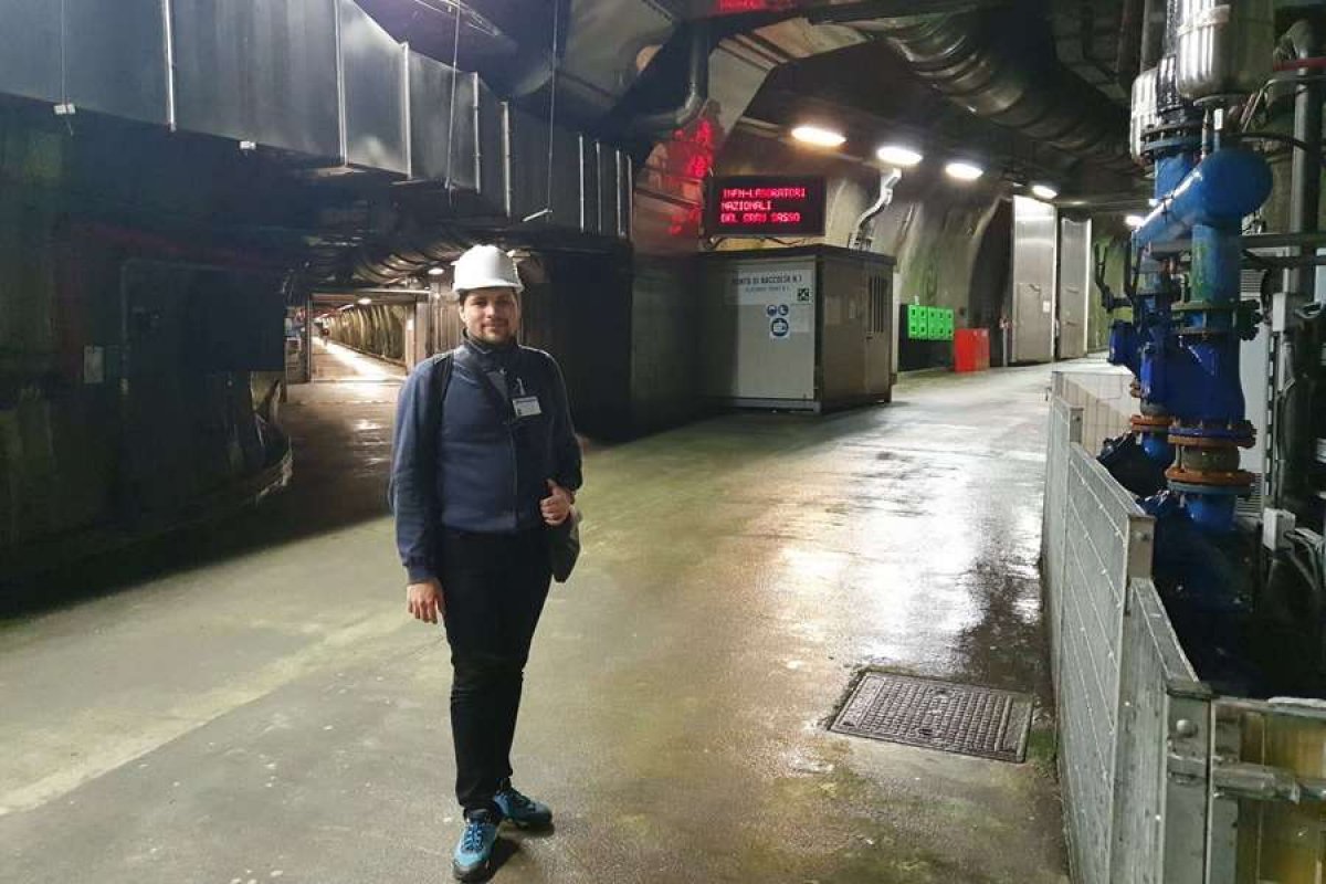 Студент первого курса магистратуры кафедры физики элементарных частиц НИЯУ МИФИ Радик Нугманов побывал на стажировке в международном нейтринном эксперименте «Борексино» (Borexino) и рассказал о своей поездке.