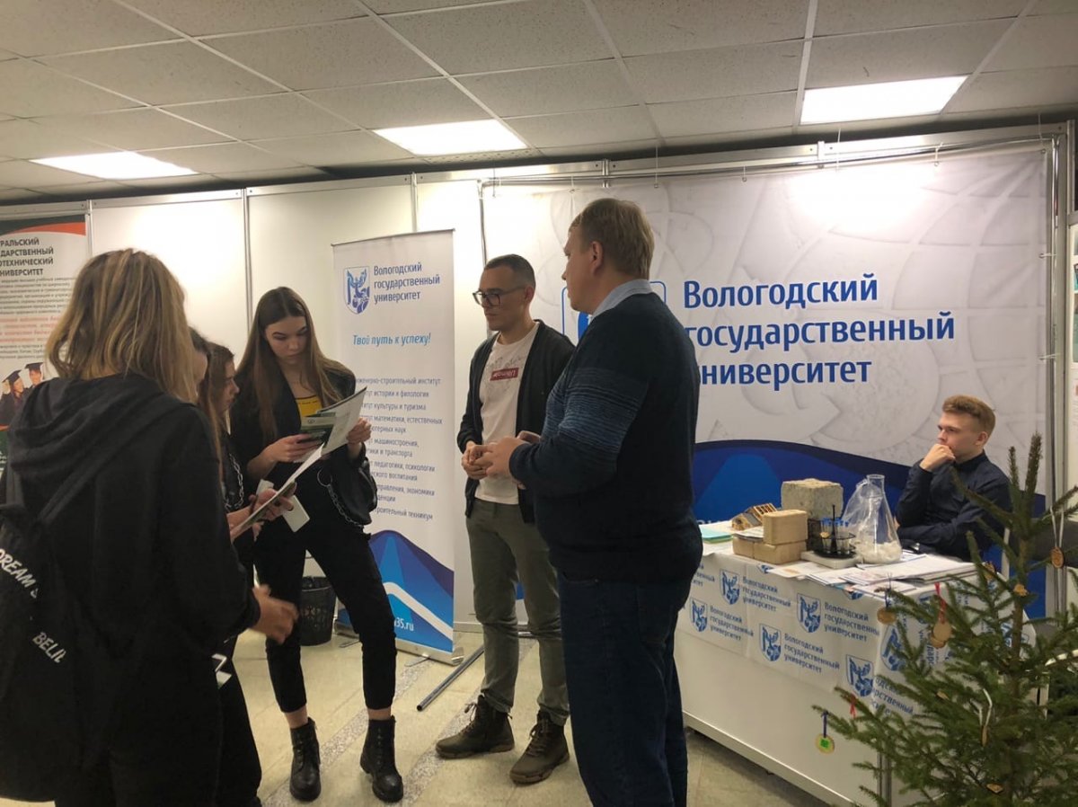 Школьники Вологды познакомились с экспозицией ВоГУ на форуме «Российский лес»