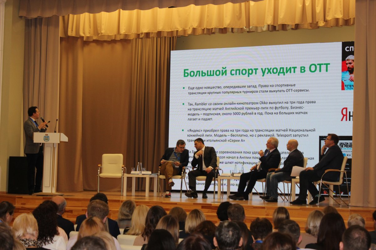 👏🏼 Что сейчас представляют собой современные СМИ и как они трансформируются, обсуждают федеральные спикеры вместе с ведущим и корреспондентом телеканала «Россия-1» Дмитрием Щугоревым и губернатором Михаилом Ведерниковым на пленарном заседании