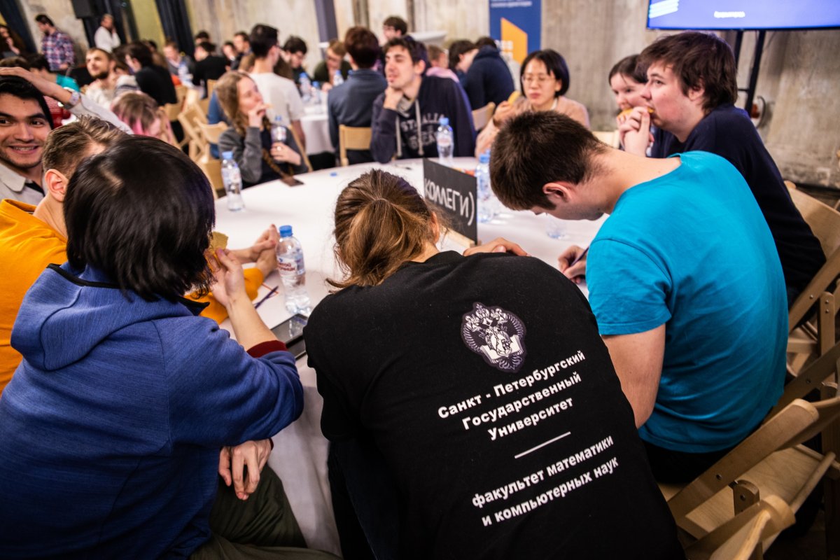 и «Газпром нефть» вручили премии одарённым математикам