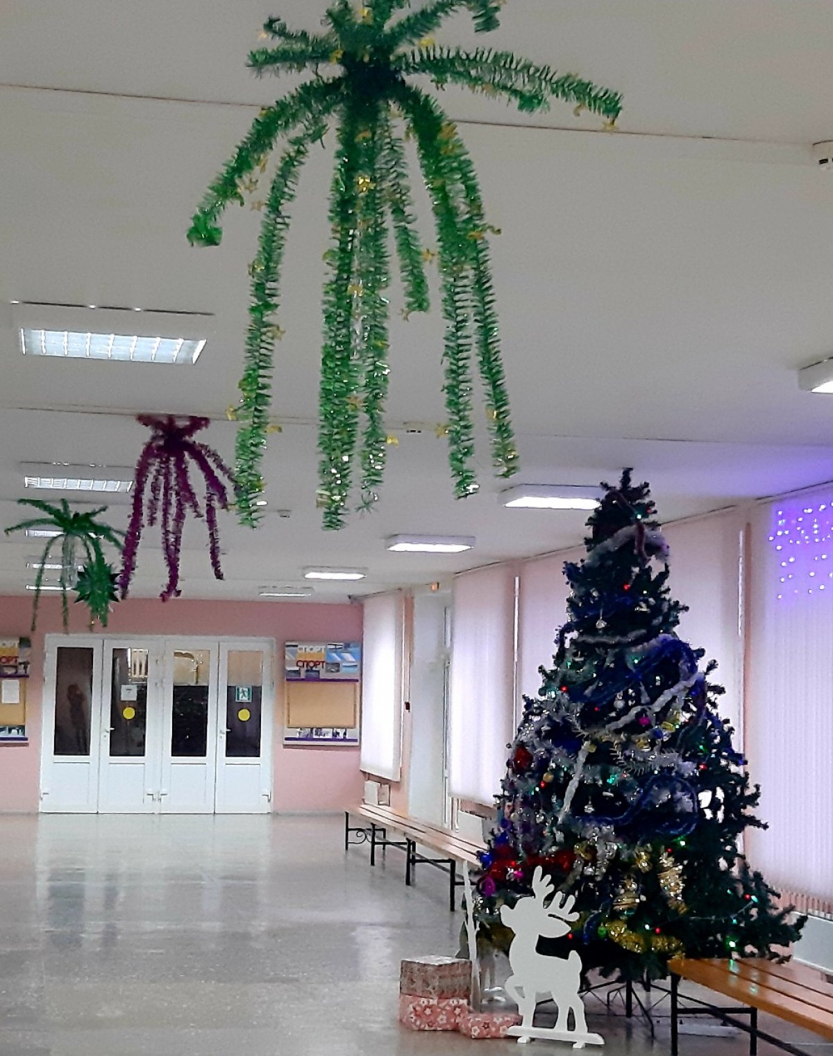 ❄❄❄Ефремовский филиал ФГБОУ ВО РязГМУ Минздрава России облачился в праздничное убранство. 🎄🎄🎄Красавица елка и сказочные герои 🦌🦌🦌олени и ☃️☃️☃️снеговики украшают фойе филиала университета и создают праздничное настроение.❄❄❄