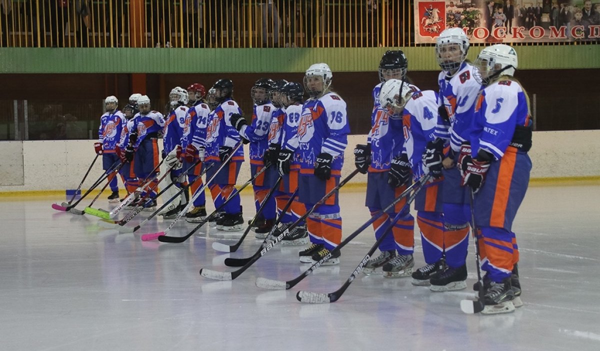 Через несколько минут начнётся товарищеский матч между женской хоккейной командой «ЛУЧ РГСУ» и "Hockey Doctors"