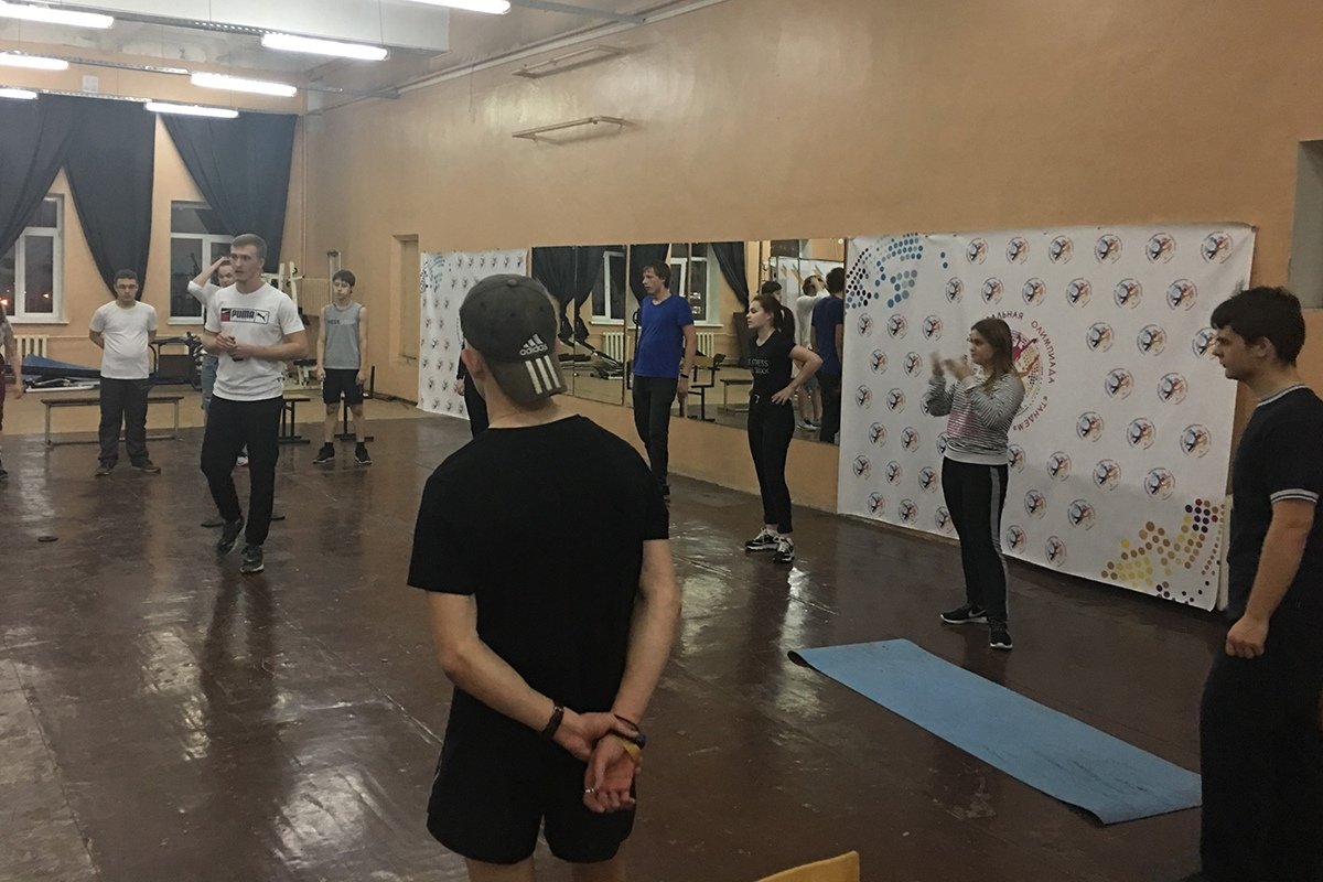 В малом спортивном зале состоялась открытая тренировка по кроссфиту для студентов колледжа, проживающих в общежитии и всех желающих. Тренировка была доступна для всех желающих попробовать себя в новой дисциплине.