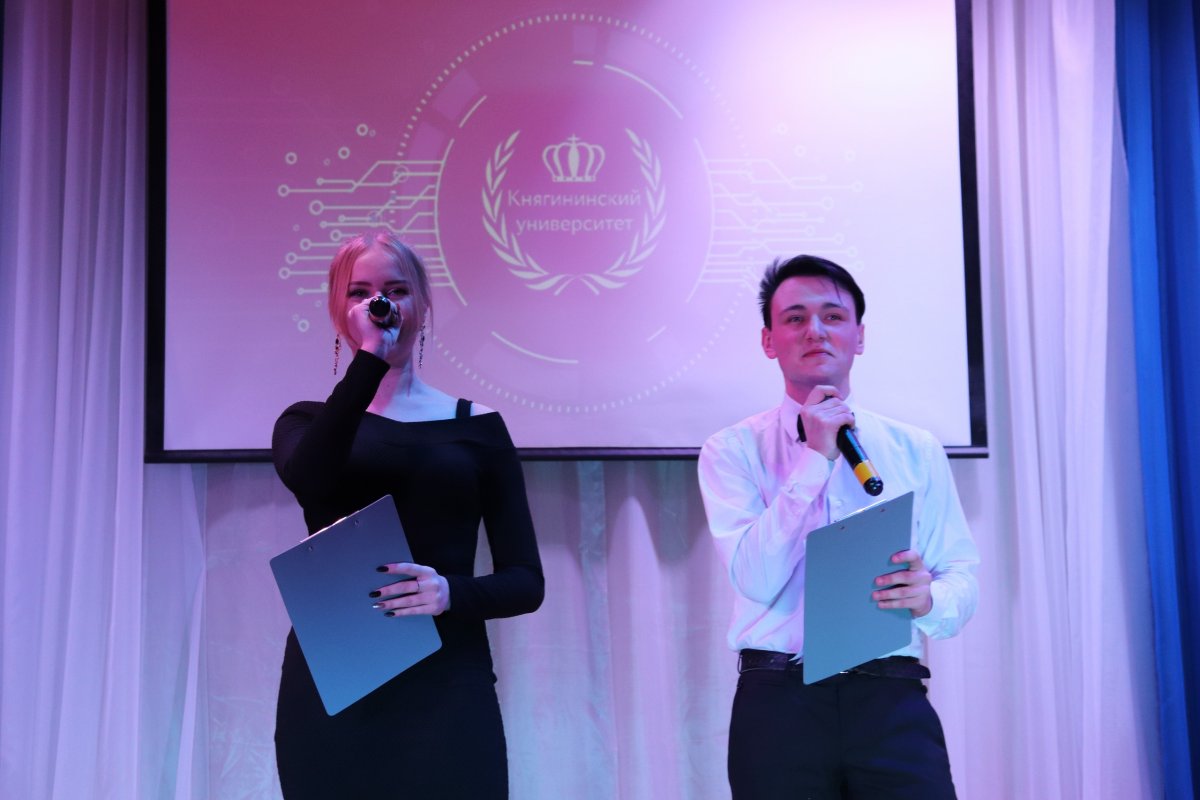 11 декабря Институт экономики и управления НГИЭУ отметил 17-й День рождения традиционным праздничным концертом, который состоялся на главной сцене вуза.