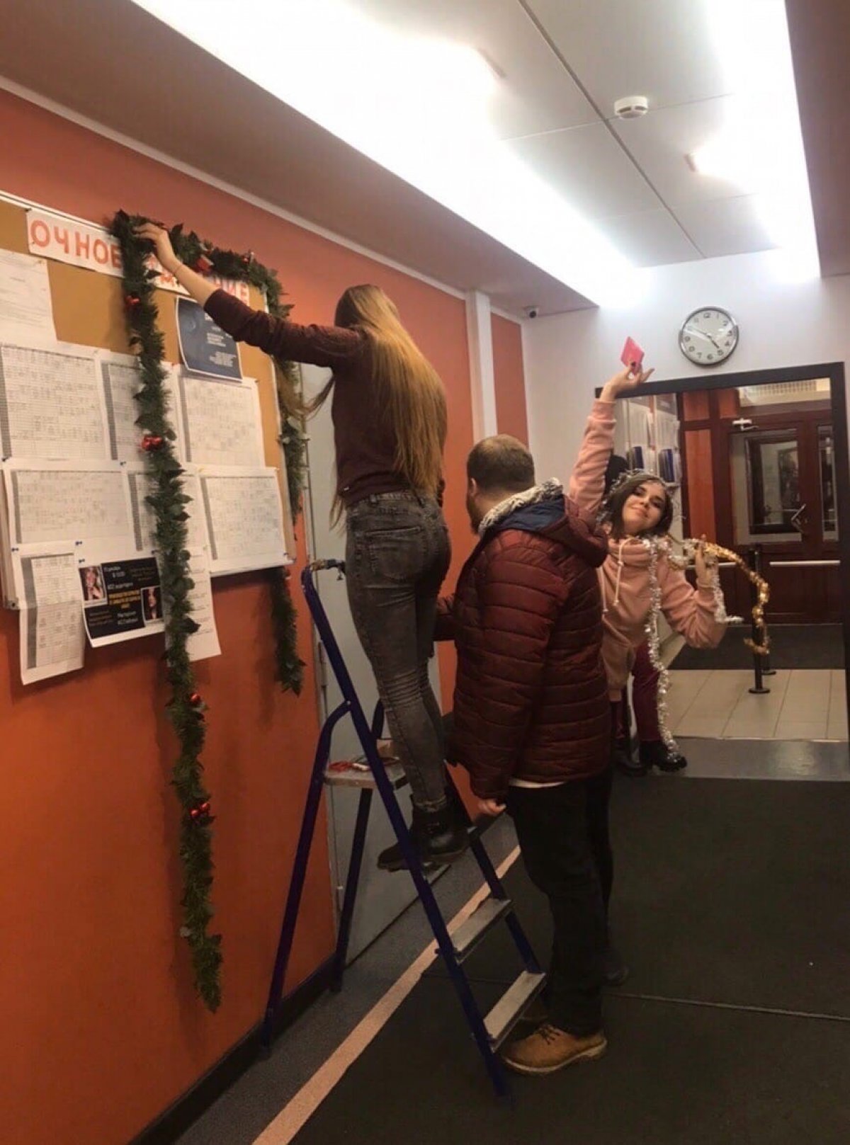 Студсовет ГИТРа украсили любимый институт к Новому году. Новогоднее настроение теперь гарантировано всем студентам и преподавателям