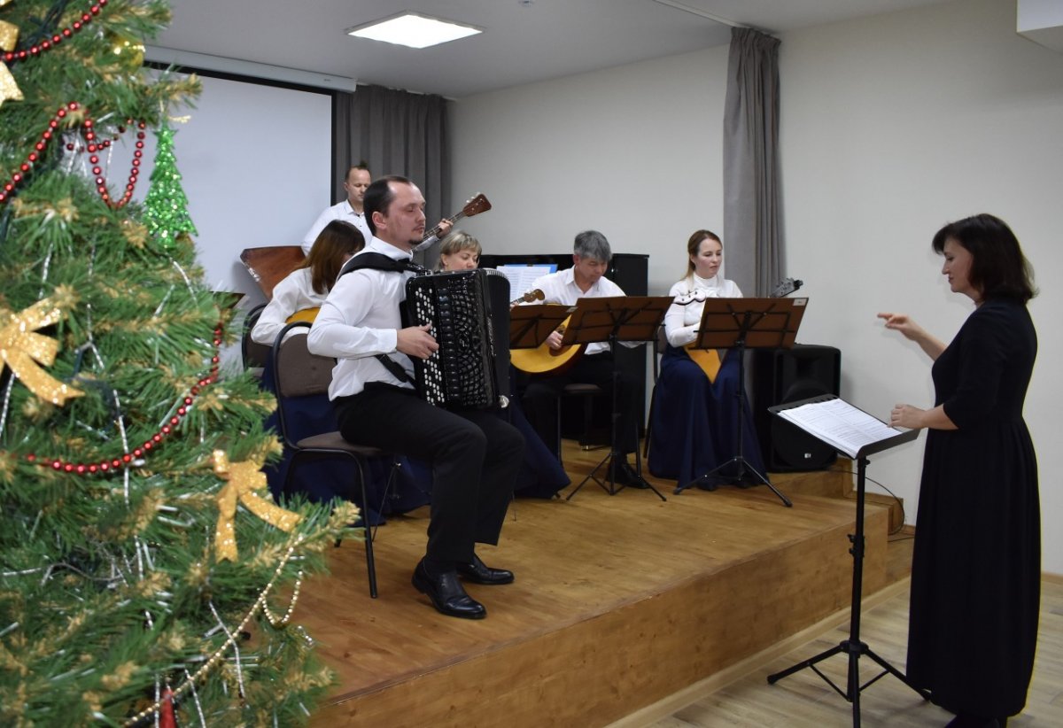 16 декабря в Академии искусств прошел концерт «Давайте будем дружить!» с участием оркестра народных инструментов Факультета искусств ЧувГУ , художественный руководитель и дирижер, доцент Наталья Ивановна Иванова. 16 декабря в Академии искусств прошел концерт «Давайте будем дружить!» с участием оркестра народных инструментов Факультета искусств ЧувГУ , художественный руководитель и дирижер, доцент Наталья Ивановна Иванова.