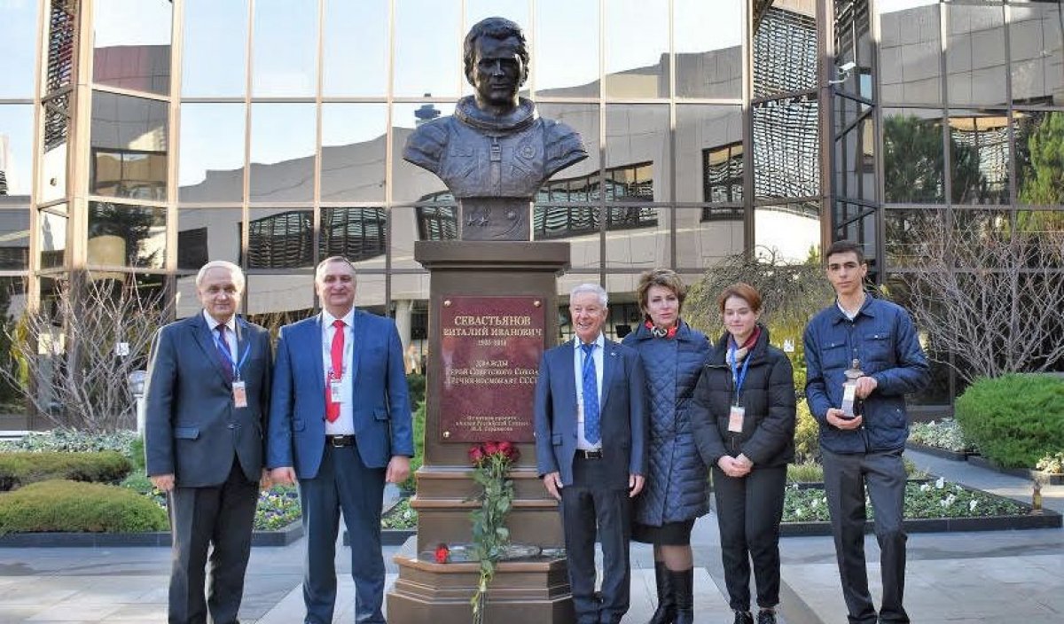 17 декабря в Международном аэропорту Сочи открыли бюст выпускника лётчика-космонавта Виталия Севастьянова. 17 декабря в Международном аэропорту Сочи открыли бюст выпускника лётчика-космонавта Виталия Севастьянова.