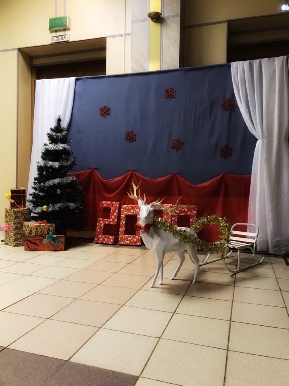 Сегодня с 14:00 до 14:30 у вас будет прекрасная возможность сделать отличные новогодние фотографии с Дедом Морозом и Снегурочкой 🌟☃️ Сегодня они посетят нашу фотозону, а фотограф сделает снимки ✨❄️