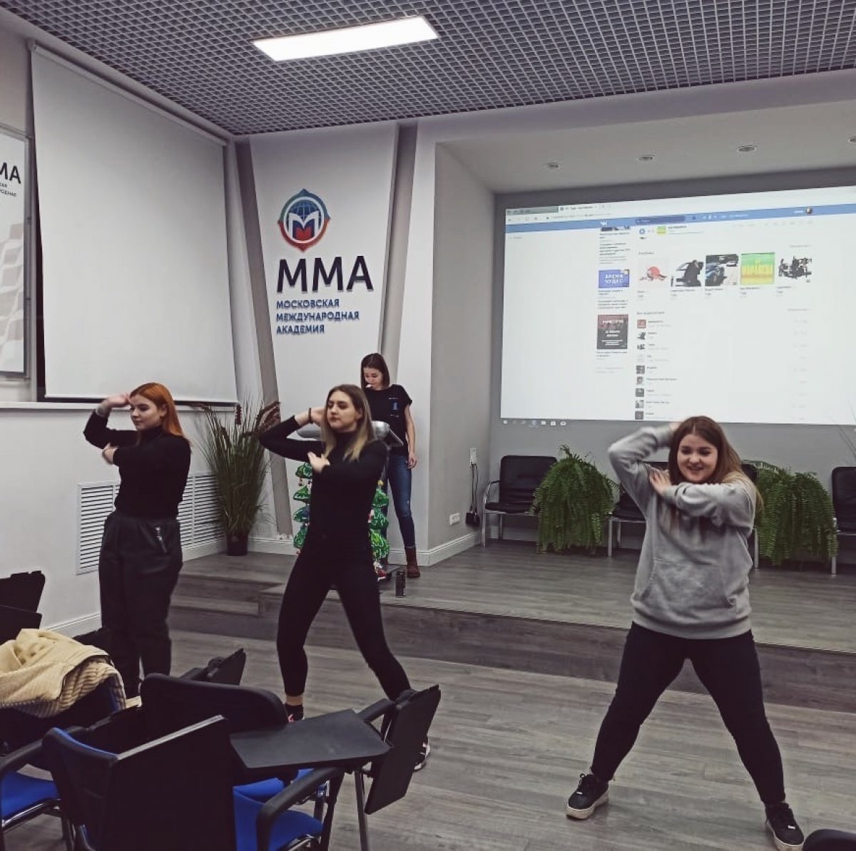 В Московской Международной Академии активно идет подготовка к Новогоднему празднику. 😍🎄