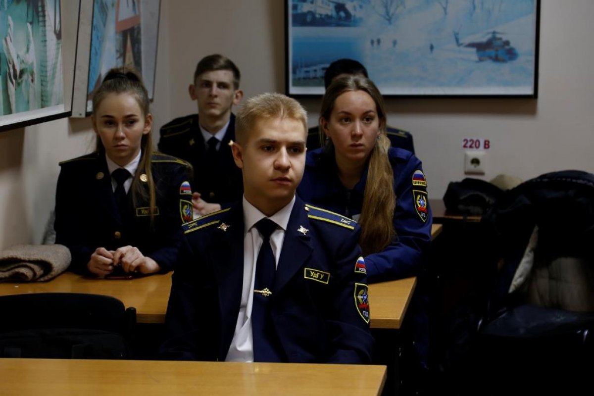 Студенты Института гражданской защиты встретились с полковником в отставке В. С. Захаровым