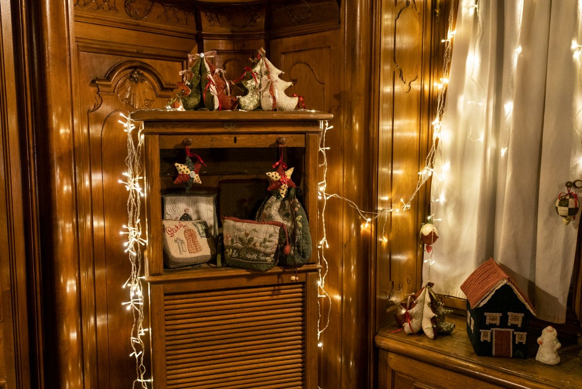 До 18 января в Музее Владимира Набокова работает выставка «Сверкающая сказка: Ёлочные игрушки конца XIX – начала XX в. из коллекции Гули Ефановой-Мингазовой».