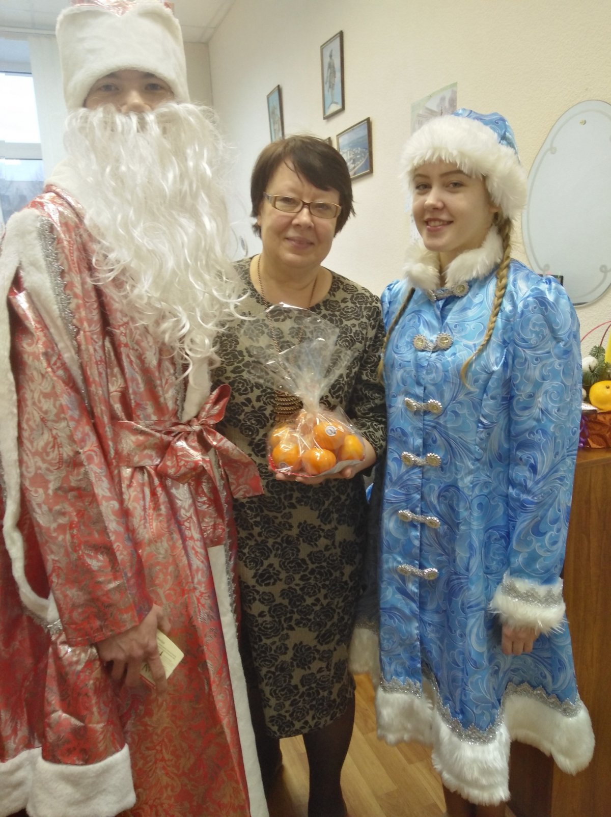 Сегодня наш дедушка Мороз с очаровательной Снегурочкой поздравлял деканаты