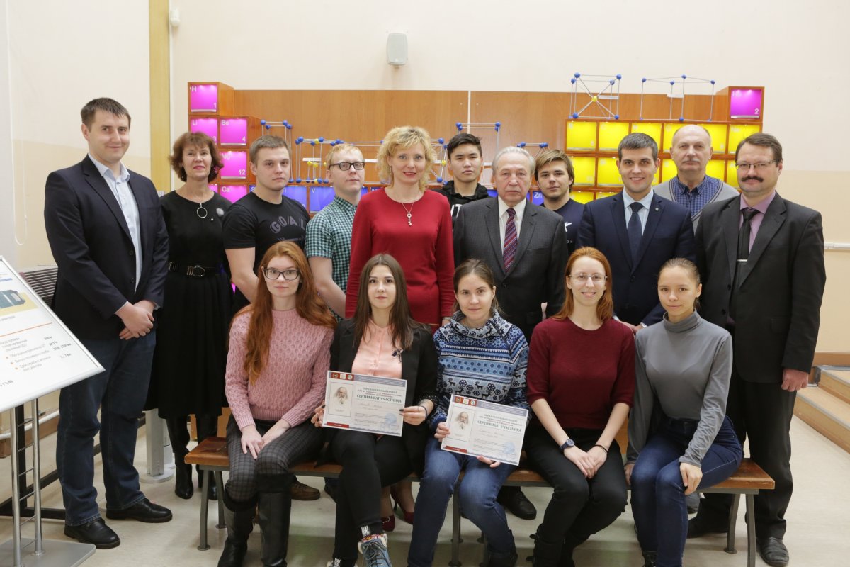 Студенты ТПУ сделали таблицу Менделеева из ее элементов ☺