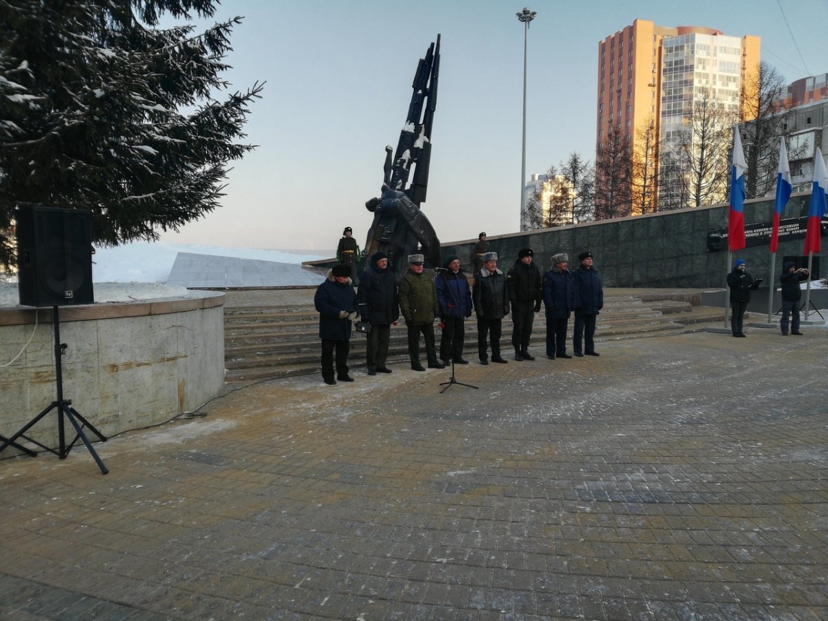 ДОБРОВОЛЬЦЫ СПСО "СПАСАТЕЛЬ" ВОЗЛОЖИЛИ ЦВЕТЫ К МЕМОРИАЛУ "ВОИНАМ-КУЗБАССОВЦАМ, ПОГИБШИМ В ЛОКАЛЬНЫХ ВОЙНАХ И ВОЕННЫХ КОНФЛИКТАХ"