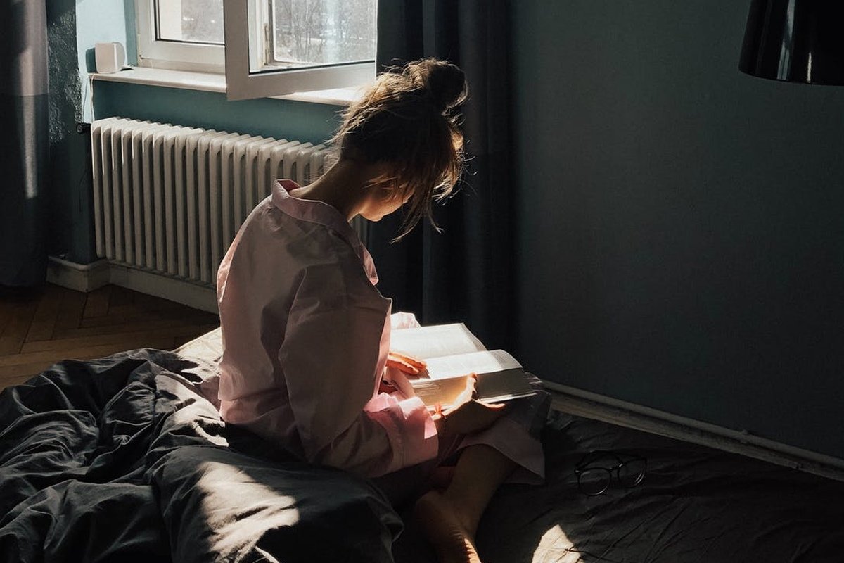 Учёные в течение нескольких лет разбирались, как тип обучения (эксплицитное — осознанное или имплицитное — неосознаваемое) влияет на эффективность усвоения новых слов и что при этом происходит в мозге человека: https://vk.cc/ac045p