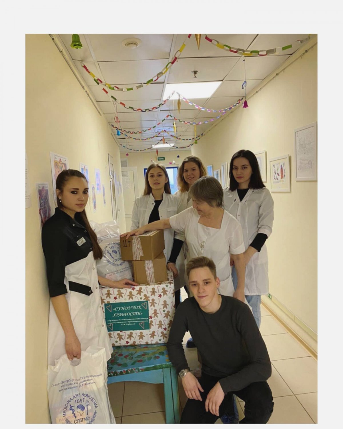 До Нового года остаётся меньше недели, а всеми полюбившаяся акция «СУНДУЧОК ХРАБРОСТИ» вновь дарит новогоднее настроение и веру в чудеса детям-пациентам НИИ детской онкологии, гематологии и трансплантологии им Р.М. Горбачевой.