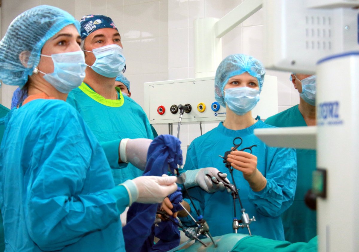 💥Заведующий кафедрой детской хирургии Тюменского ГМУ Михаил Аксельров прооперировал преждевременно рожденную пациентку с воспалительным заболеванием кишечника💥