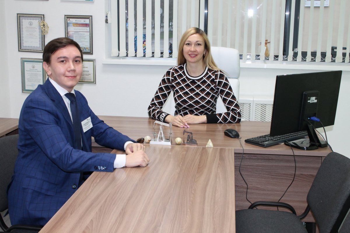 Историей своего успеха поделился выпускник горно-нефтяного факультета Шамиль Ганиев. Он рассказал о своем пути от студента до руководителя отдела разработки и мониторинга месторождений ООО «РН-БашНИПИнефть»: