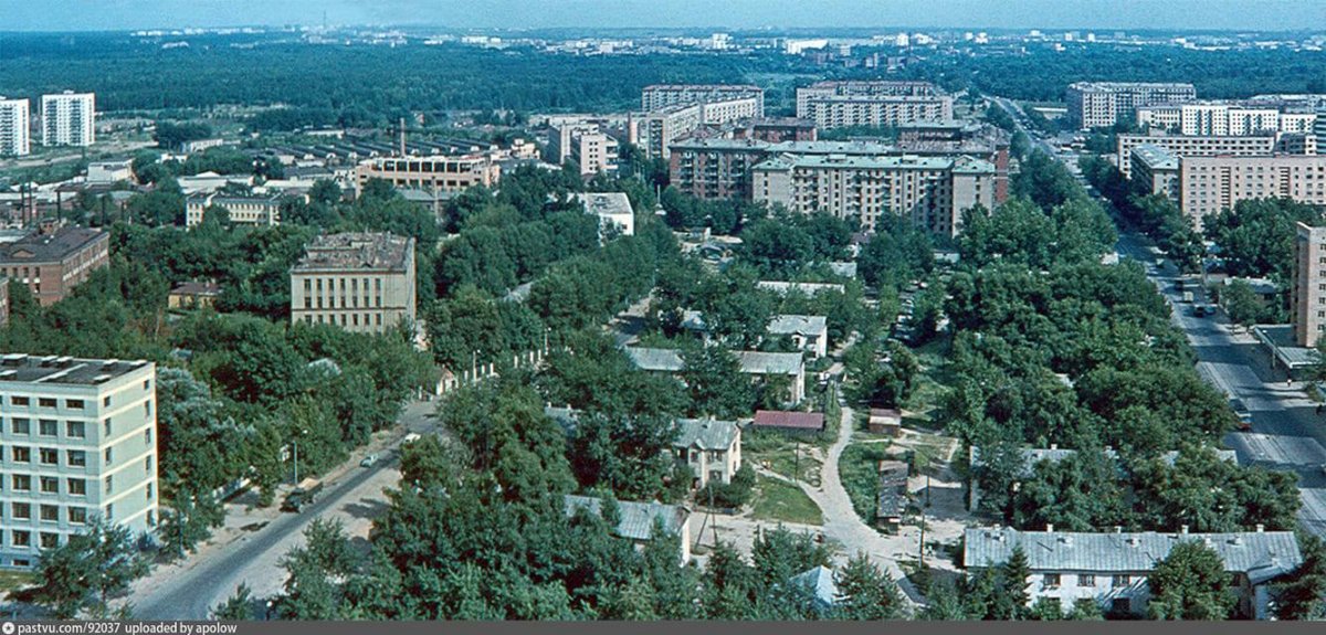 1970-ый год, справа - Галушкина, слева - Касаткина. Посередине – будущая общага ВГИКа!