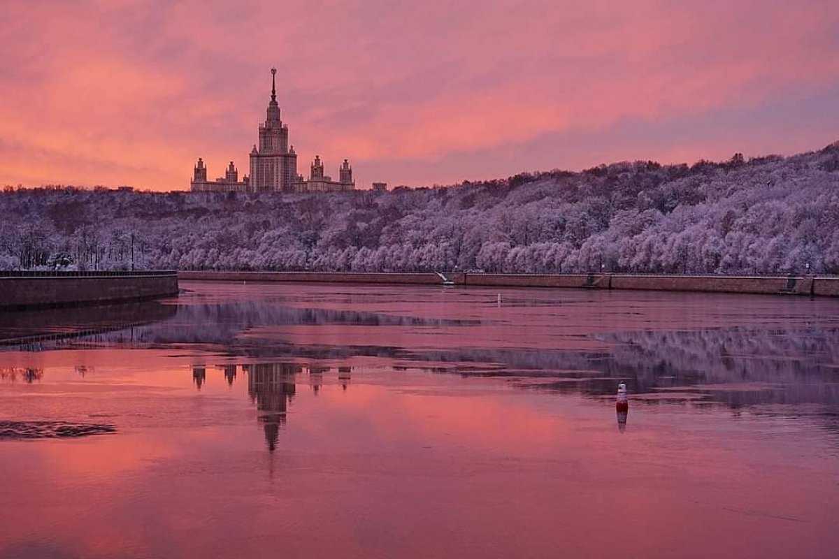 Розовый москва. Рассвет в Москве Воробьевы горы. Рассвет на Воробьевых горах зимой. Москва Воробьевы горы. Рассвет на Воробьевых горах фото.