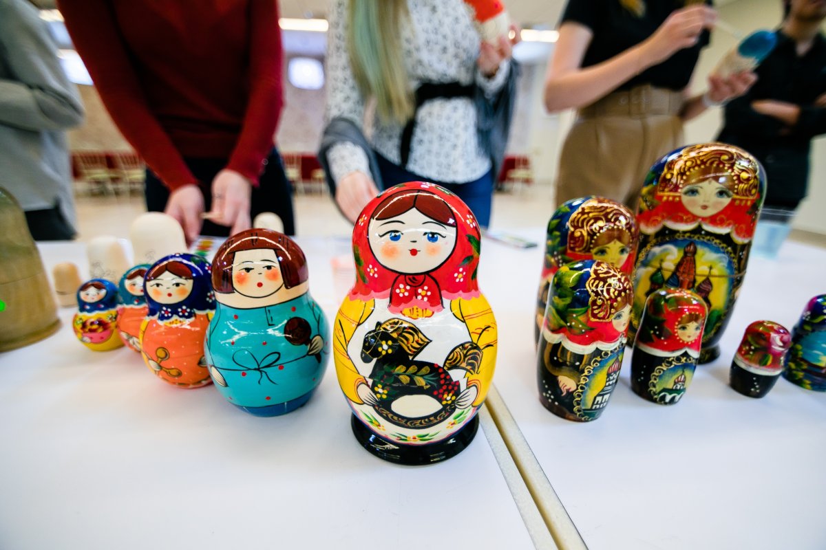 В рамках Международной зимней школы для студентов из Китая проходят мастер-классы, которые знакомят гостей с русскими традициями и кухней. Например, роспись матрешек и приготовление блинов.